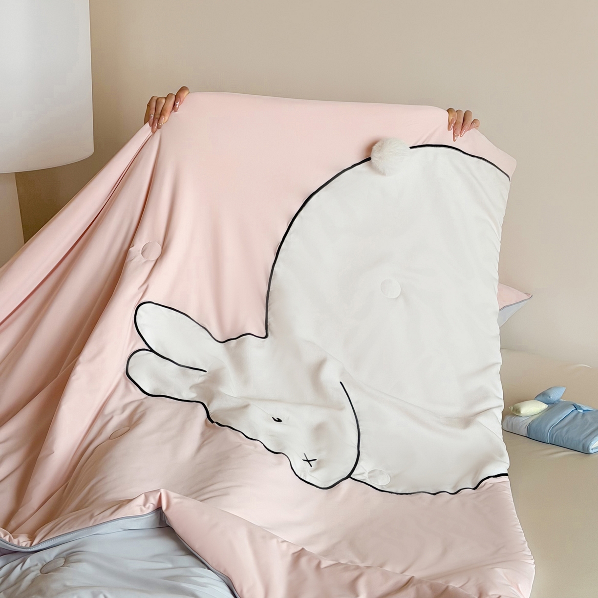 91家纺网 家纺一手货源 找家纺 佳汐蓝家纺 2026新款大版贴布绣花霜呼吸-凉感被夏被夏凉被空调被 粉红兔