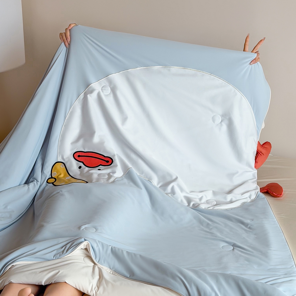 91家纺网 家纺一手货源 找家纺 佳汐蓝家纺 2026新款大版贴布绣花霜呼吸-凉感被夏被夏凉被空调被 歪头鸭