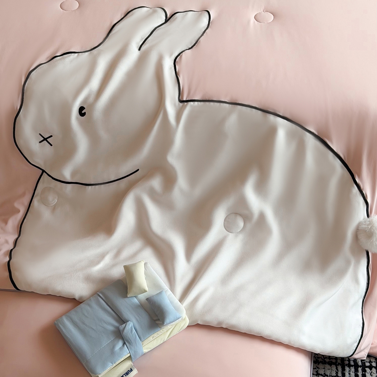 91家纺网 家纺一手货源 找家纺 佳汐蓝家纺 2026新款大版贴布绣花霜呼吸-凉感被夏被夏凉被空调被 粉红兔