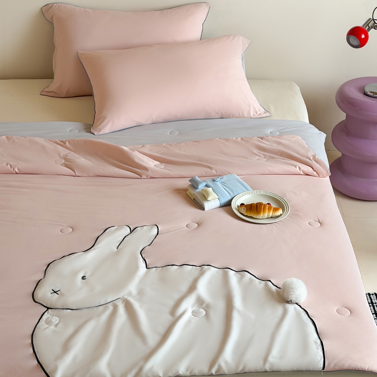 91家纺网 家纺一手货源 找家纺 佳汐蓝家纺 2026新款大版贴布绣花霜呼吸-凉感被夏被夏凉被空调被 粉红兔