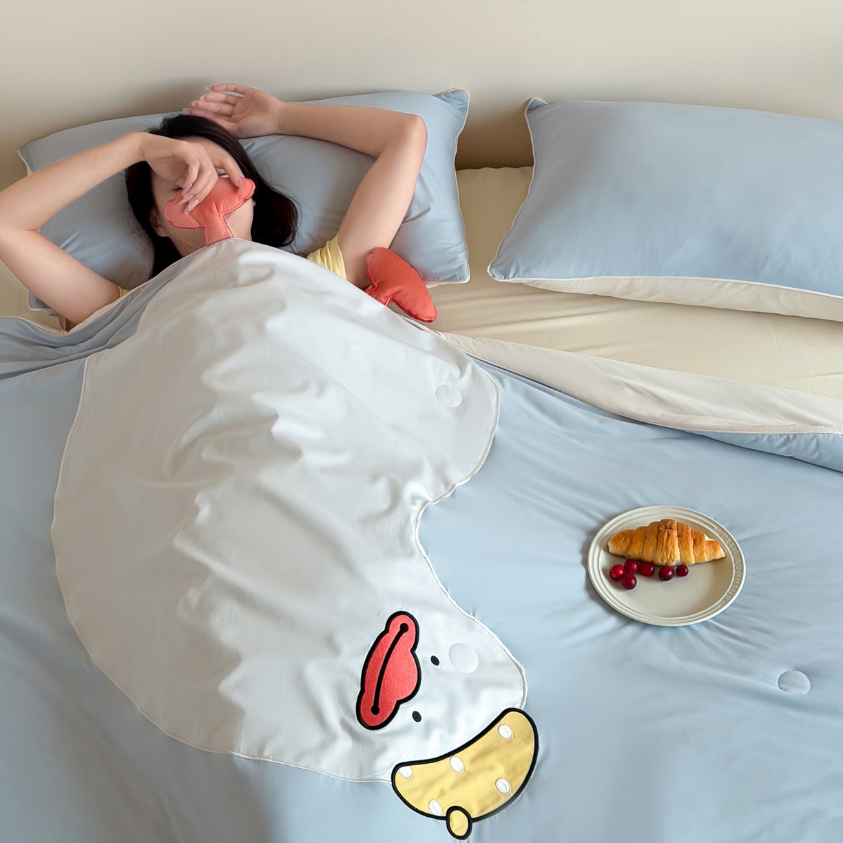 91家纺网 家纺一手货源 找家纺 佳汐蓝家纺 2026新款大版贴布绣花霜呼吸-凉感被夏被夏凉被空调被 歪头鸭