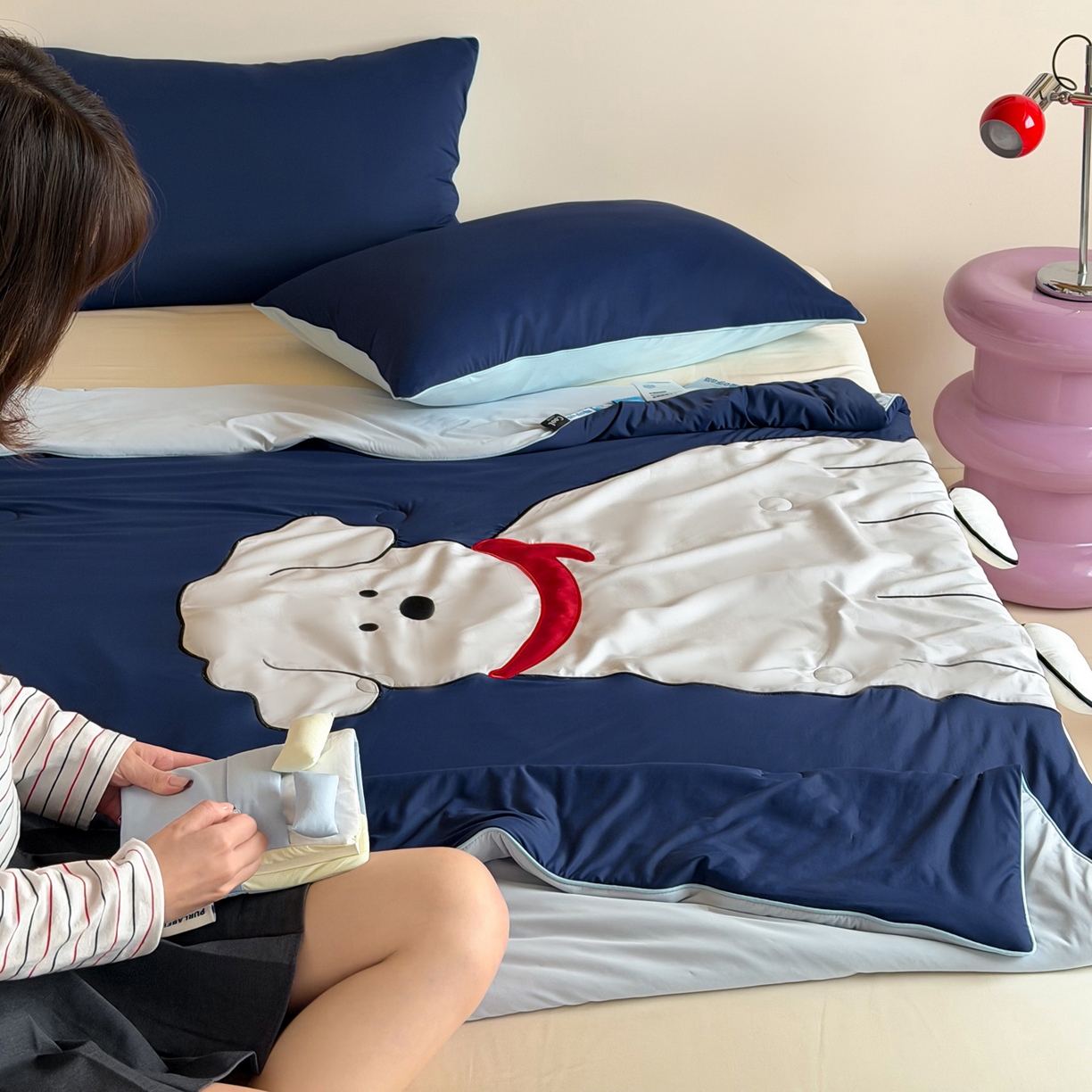 91家纺网 家纺一手货源 找家纺 佳汐蓝家纺 2026新款大版贴布绣花霜呼吸-凉感被夏被夏凉被空调被 围巾小狗