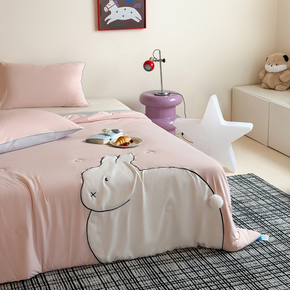 91家纺网 家纺一手货源 找家纺 佳汐蓝家纺 2026新款大版贴布绣花霜呼吸-凉感被夏被夏凉被空调被 粉红兔