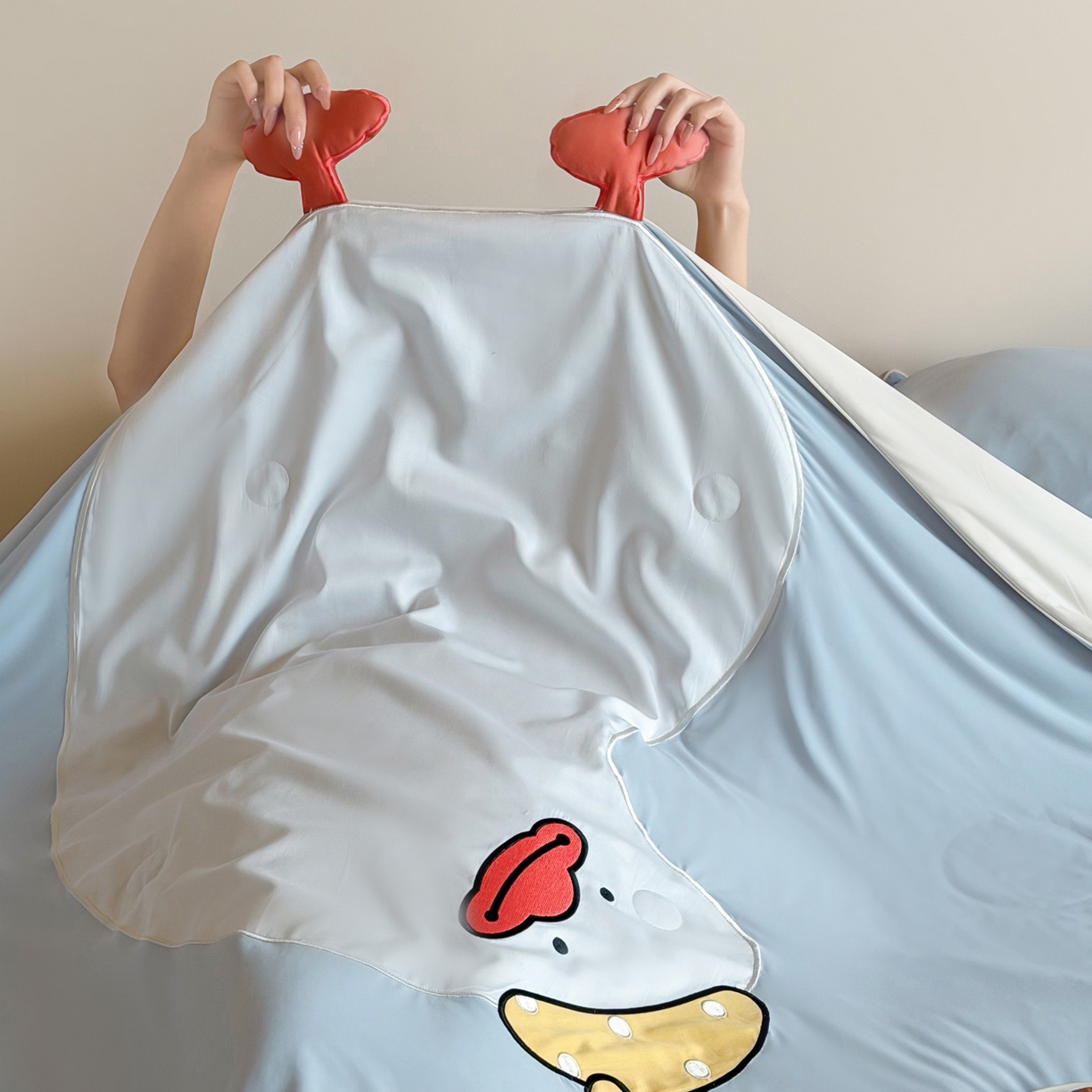 91家纺网 家纺一手货源 找家纺 佳汐蓝家纺 2026新款大版贴布绣花霜呼吸-凉感被夏被夏凉被空调被 歪头鸭