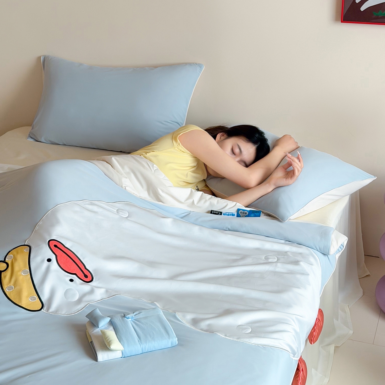 91家纺网 家纺一手货源 找家纺 佳汐蓝家纺 2026新款大版贴布绣花霜呼吸-凉感被夏被夏凉被空调被 歪头鸭