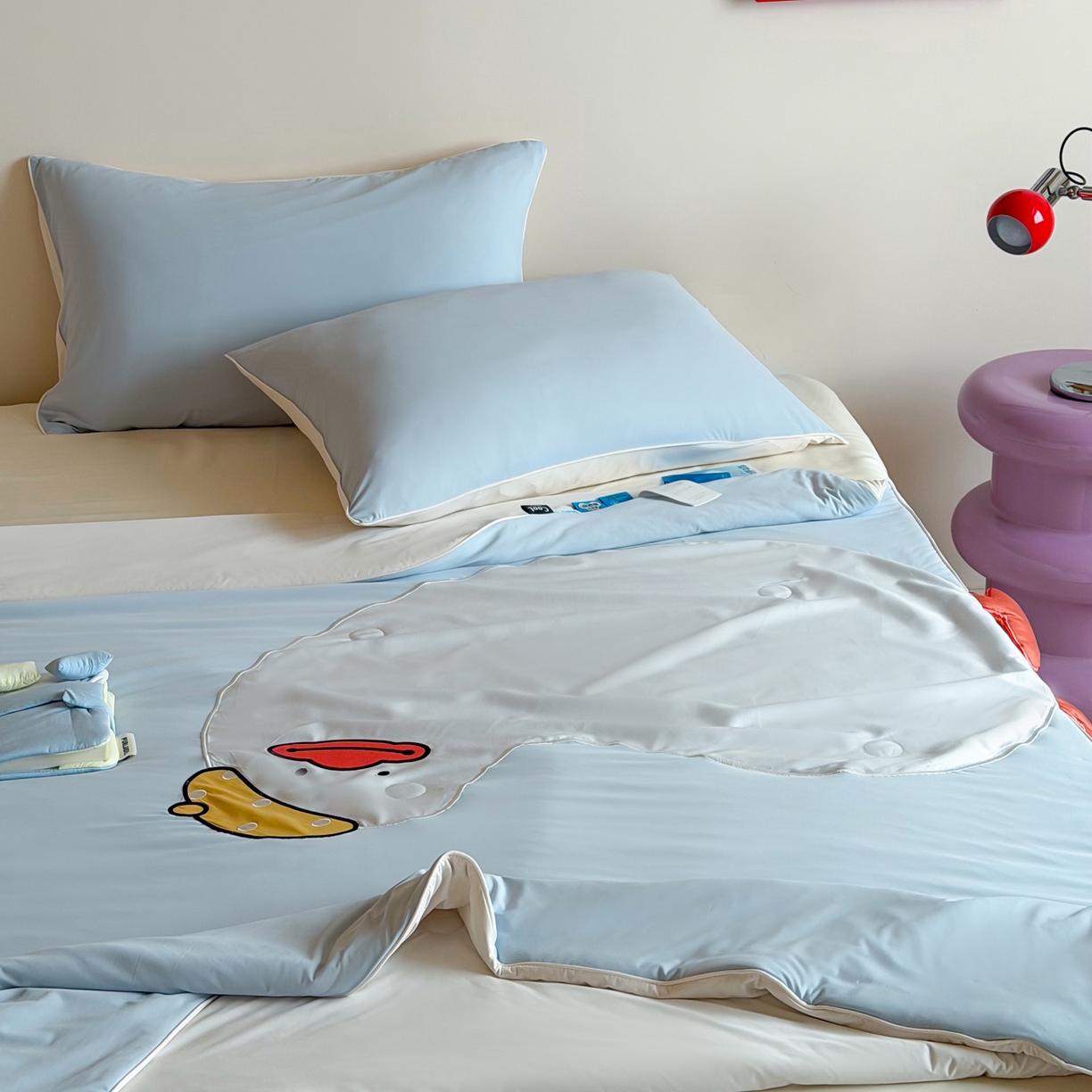 91家纺网 家纺一手货源 找家纺 佳汐蓝家纺 2026新款大版贴布绣花霜呼吸-凉感被夏被夏凉被空调被 歪头鸭