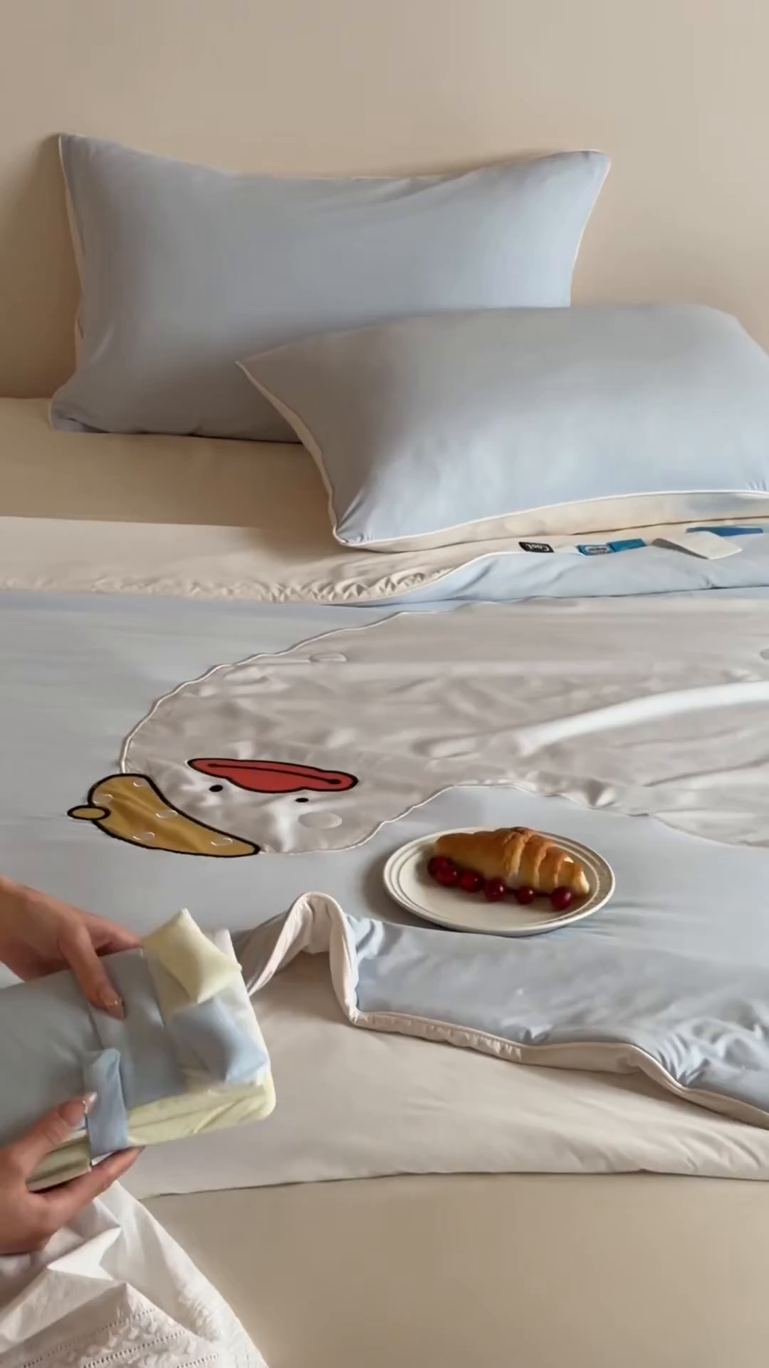 91家纺网 家纺一手货源 找家纺 佳汐蓝家纺 2026新款大版贴布绣花霜呼吸-凉感被夏被夏凉被空调被 歪头鸭