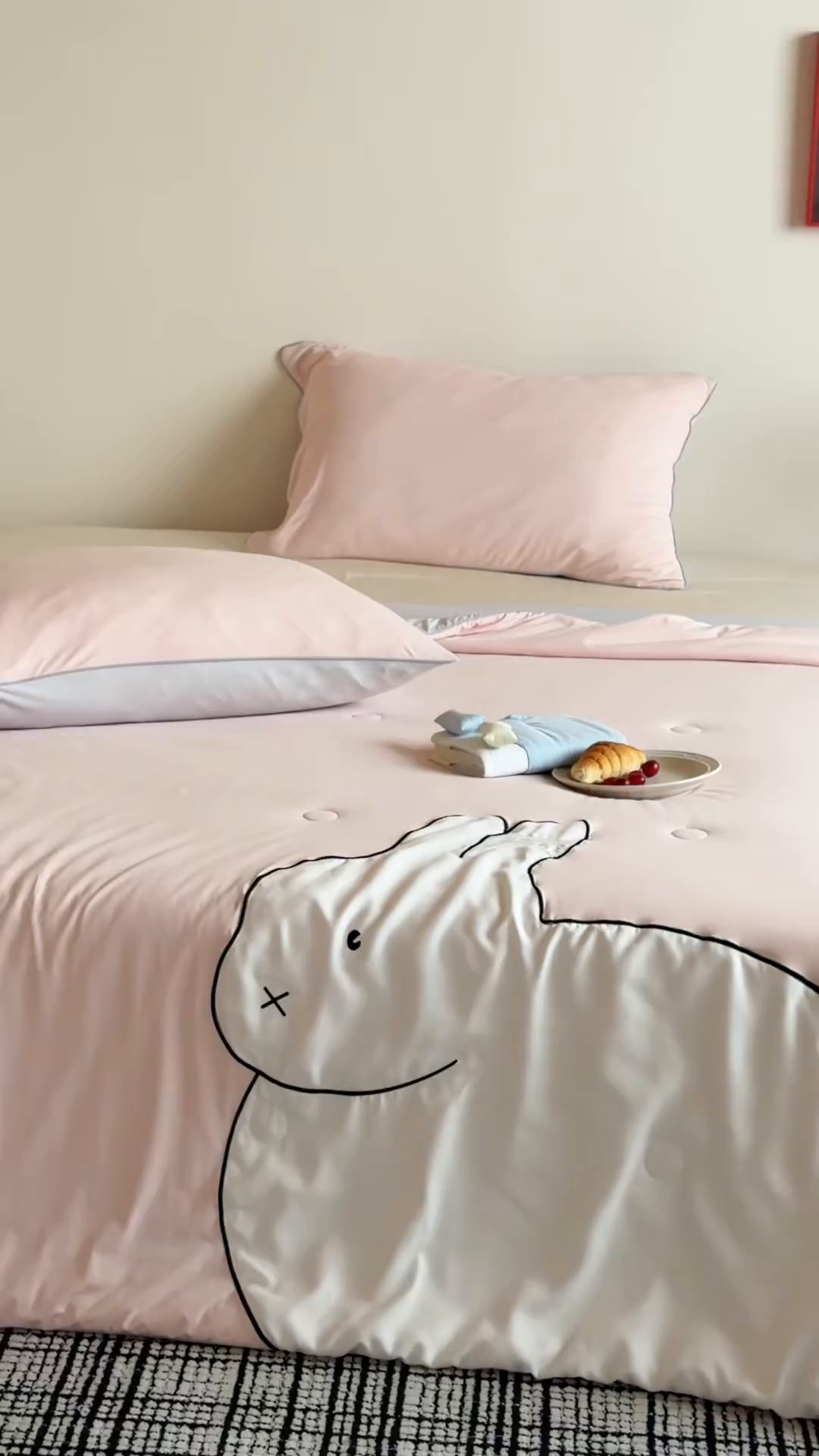 91家纺网 家纺一手货源 找家纺 佳汐蓝家纺 2026新款大版贴布绣花霜呼吸-凉感被夏被夏凉被空调被 粉红兔