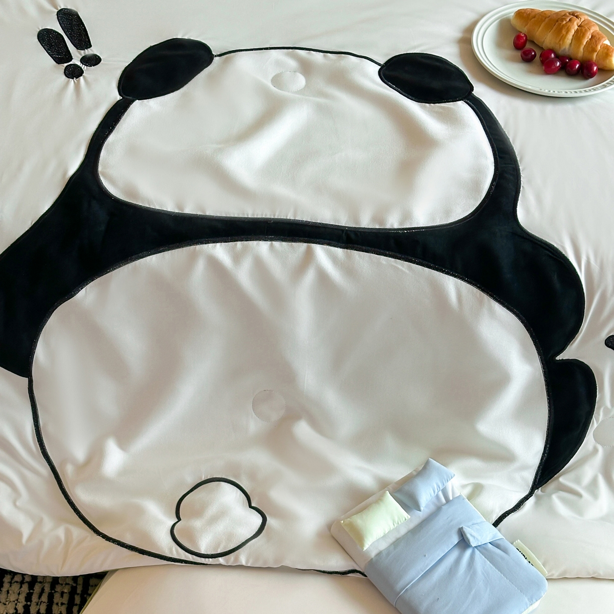 91家纺网 家纺一手货源 找家纺 佳汐蓝家纺 2026新款大版贴布绣花霜呼吸-凉感被夏被夏凉被空调被 淘气潘达