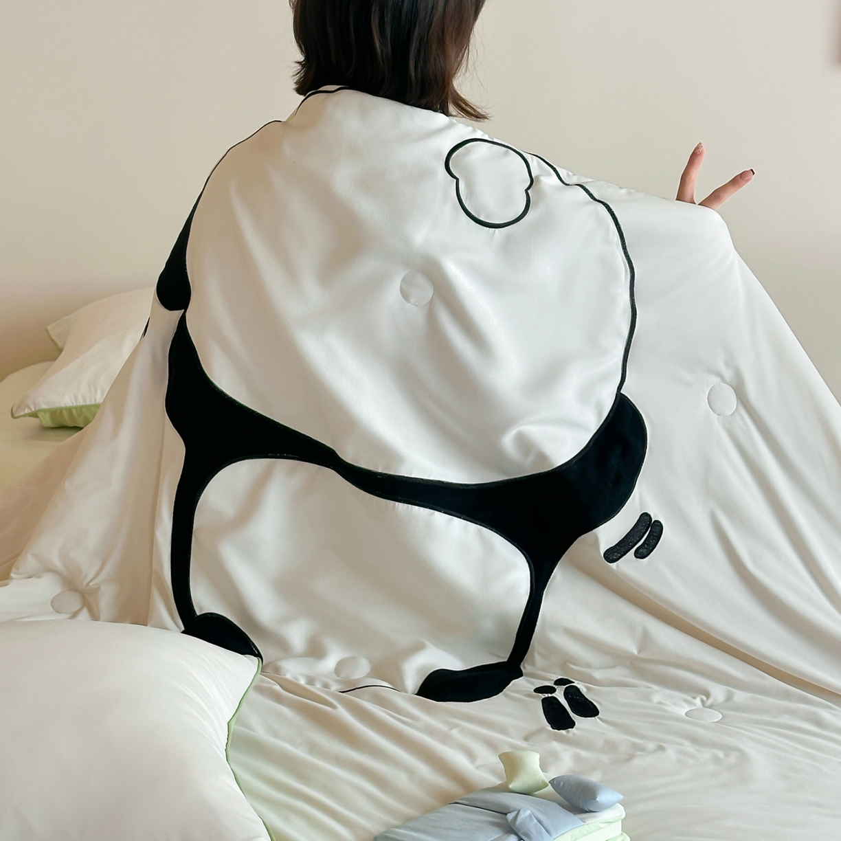 91家纺网 家纺一手货源 找家纺 佳汐蓝家纺 2026新款大版贴布绣花霜呼吸-凉感被夏被夏凉被空调被 淘气潘达