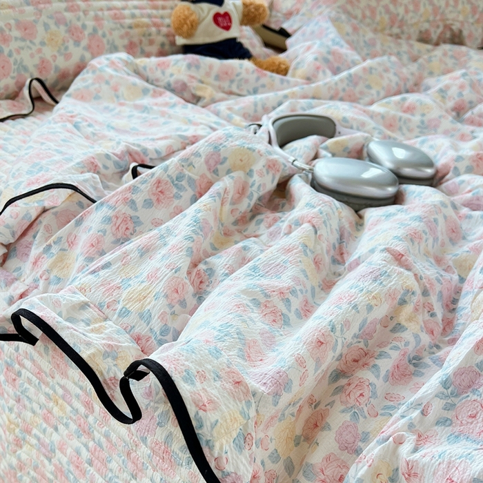 91家纺网 家纺一手货源 找家纺 蝶帕家纺 2026新款云感双层纱床盖款夏被夏凉被空调被四件套 半亩花田