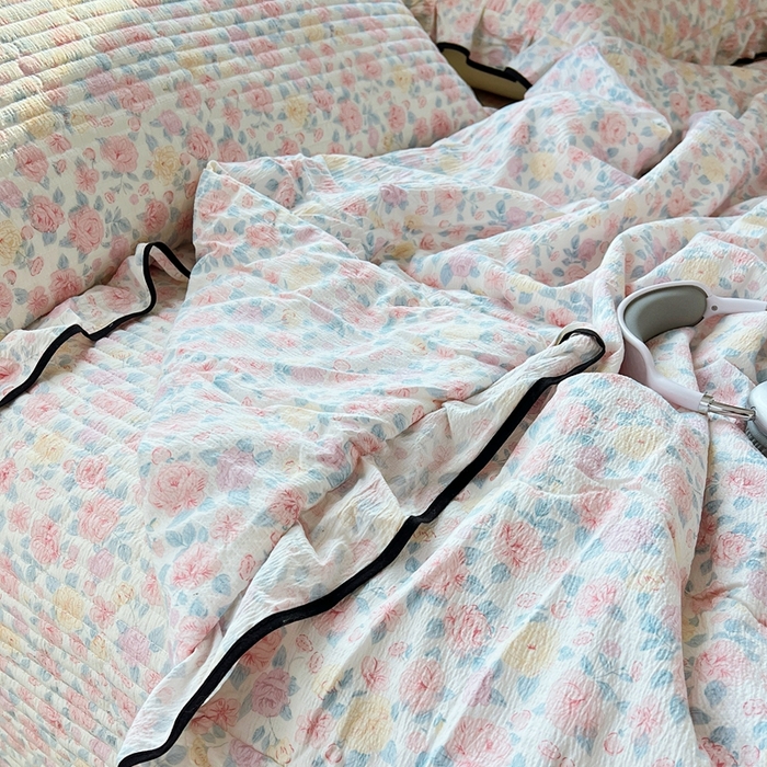 91家纺网 家纺一手货源 找家纺 蝶帕家纺 2026新款云感双层纱床盖款夏被夏凉被空调被四件套 半亩花田