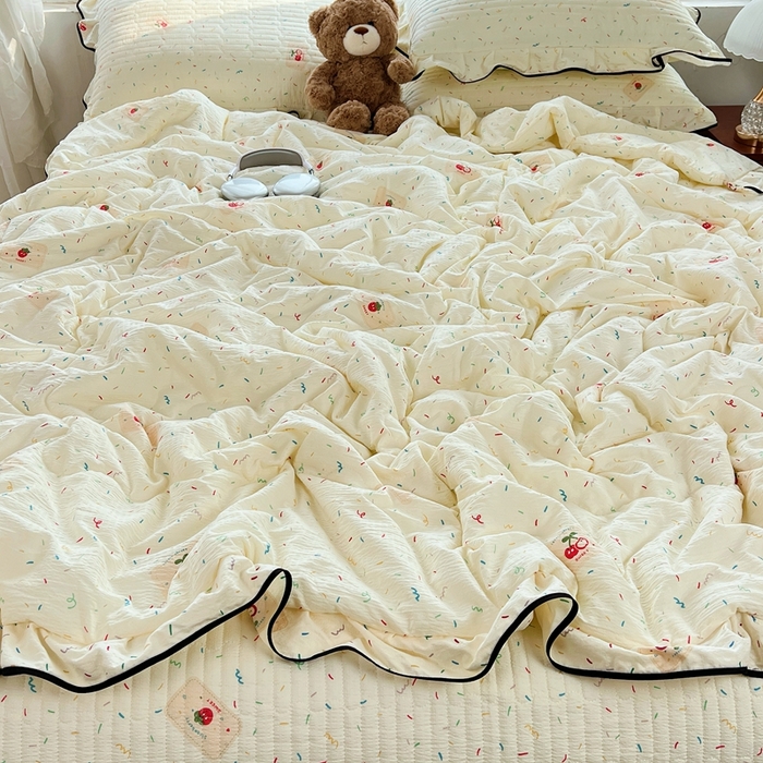 91家纺网 家纺一手货源 找家纺 蝶帕家纺 2026新款云感双层纱床盖款夏被夏凉被空调被四件套 草莓甜心