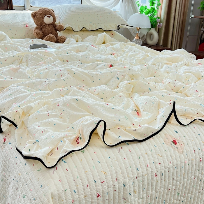 91家纺网 家纺一手货源 找家纺 蝶帕家纺 2026新款云感双层纱床盖款夏被夏凉被空调被四件套 草莓甜心