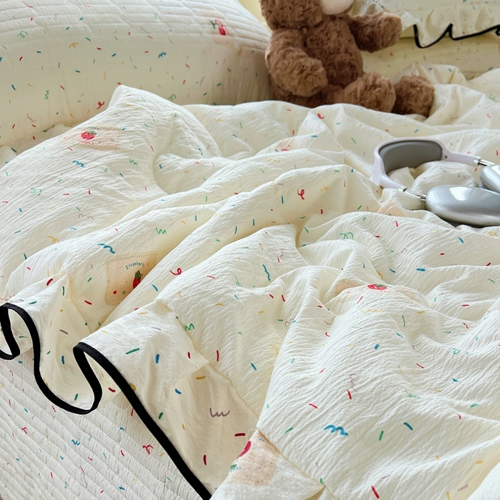 91家纺网 家纺一手货源 找家纺 蝶帕家纺 2026新款云感双层纱床盖款夏被夏凉被空调被四件套 草莓甜心