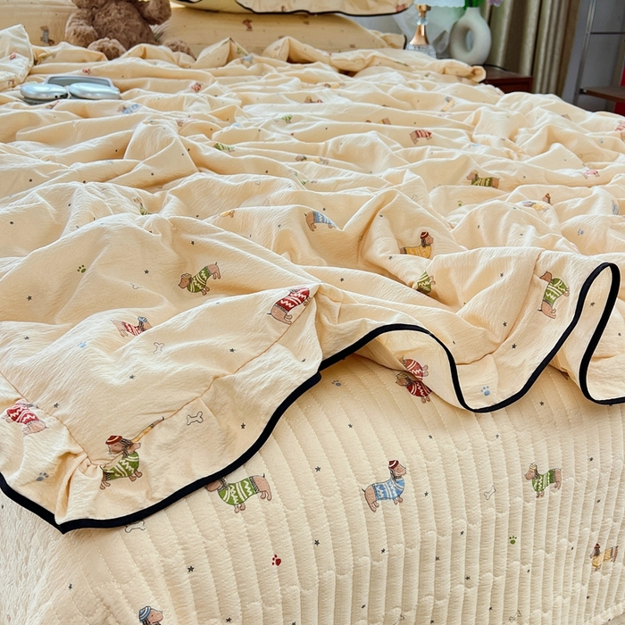 91家纺网 家纺一手货源 找家纺 蝶帕家纺 2026新款云感双层纱床盖款夏被夏凉被空调被四件套 腊肠狗