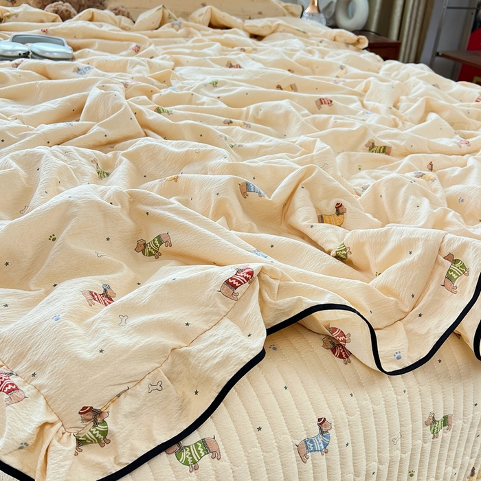 91家纺网 家纺一手货源 找家纺 蝶帕家纺 2026新款云感双层纱床盖款夏被夏凉被空调被四件套 腊肠狗