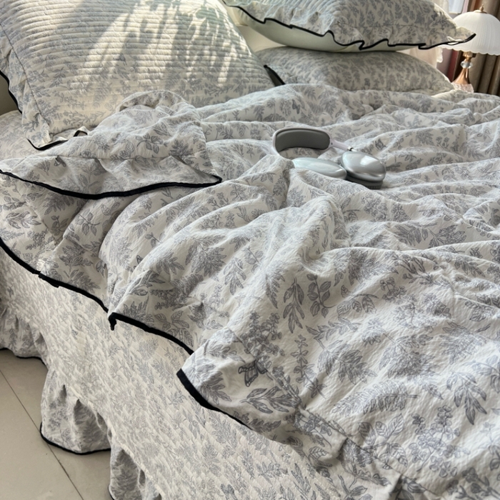 91家纺网 家纺一手货源 找家纺 蝶帕家纺 2026新款云感双层纱床盖款夏被夏凉被空调被四件套 小苍兰