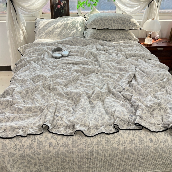 91家纺网 家纺一手货源 找家纺 蝶帕家纺 2026新款云感双层纱床盖款夏被夏凉被空调被四件套 小苍兰