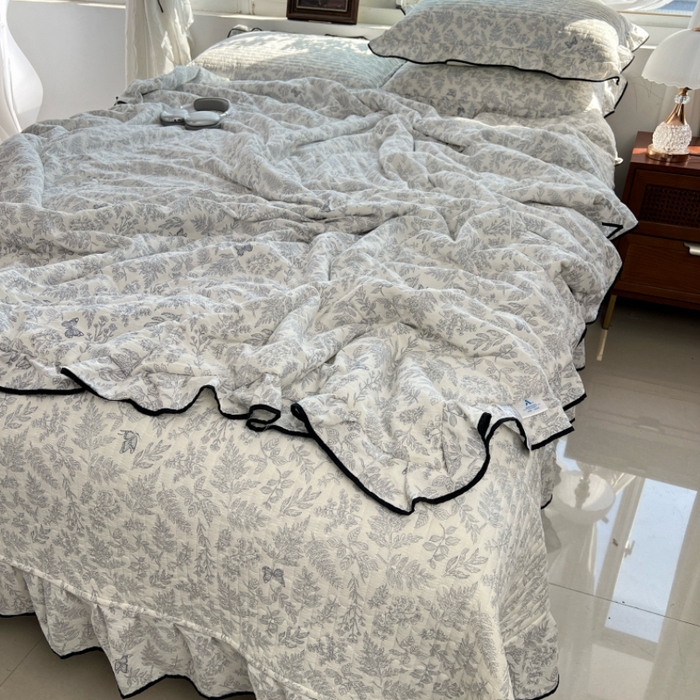 91家纺网 家纺一手货源 找家纺 蝶帕家纺 2026新款云感双层纱床盖款夏被夏凉被空调被四件套 小苍兰