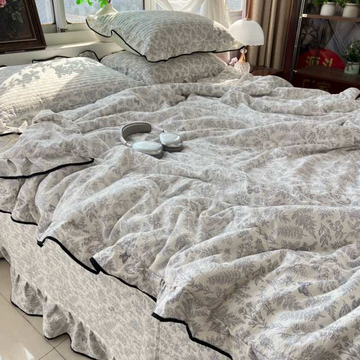 91家纺网 家纺一手货源 找家纺 蝶帕家纺 2026新款云感双层纱床盖款夏被夏凉被空调被四件套 小苍兰