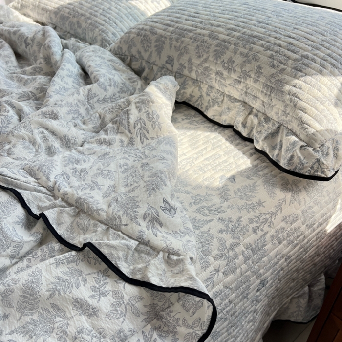 91家纺网 家纺一手货源 找家纺 蝶帕家纺 2026新款云感双层纱床盖款夏被夏凉被空调被四件套 小苍兰