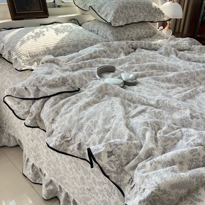 91家纺网 家纺一手货源 找家纺 蝶帕家纺 2026新款云感双层纱床盖款夏被夏凉被空调被四件套 小苍兰