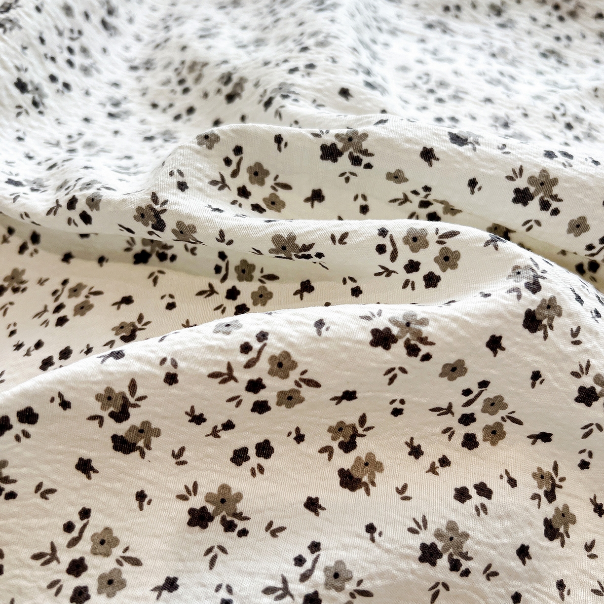 91家纺网 家纺一手货源 找家纺 顾里家纺 2026新款春日碎花贝壳针泡芙棉四件套 赫本花园