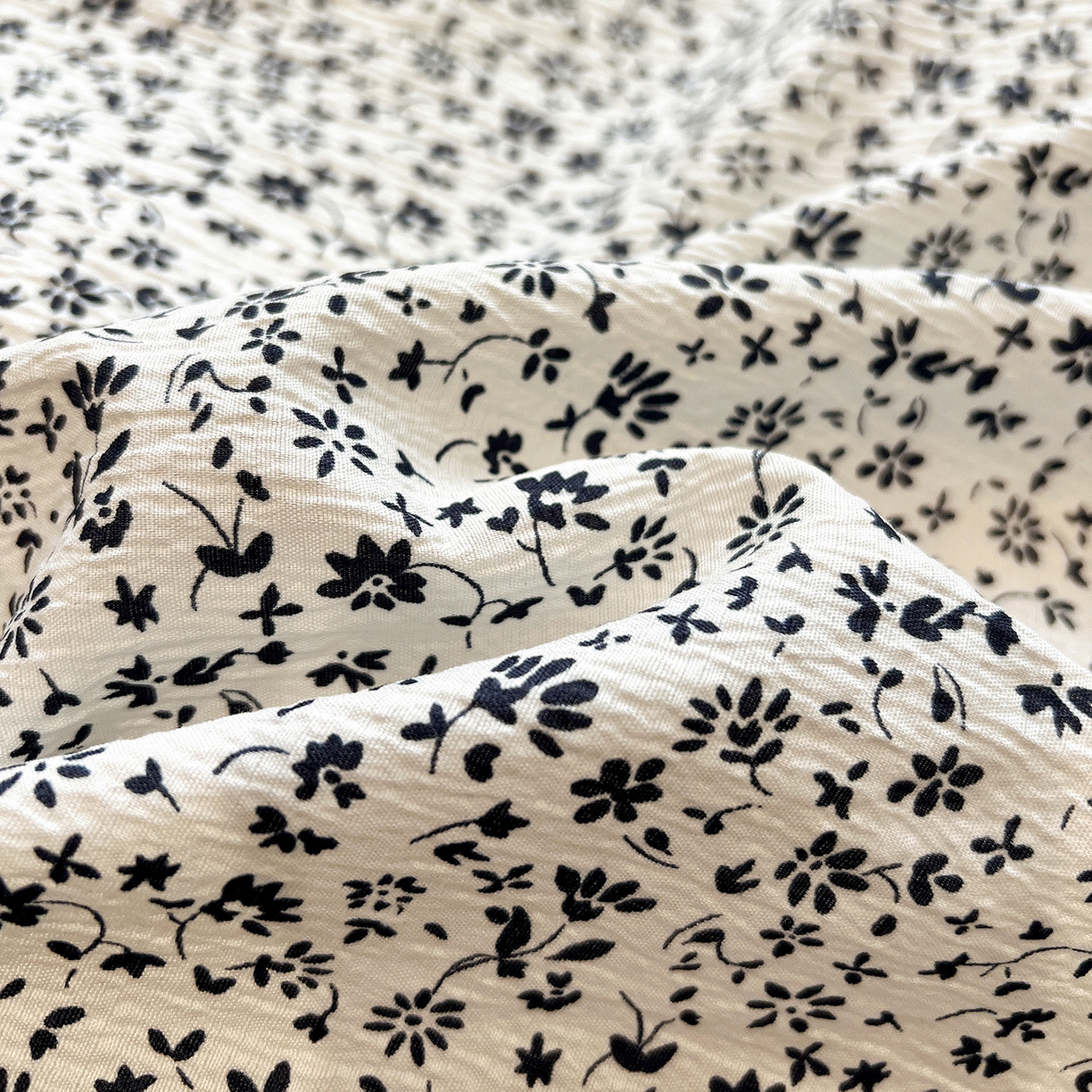 91家纺网 家纺一手货源 找家纺 顾里家纺 2026新款春日碎花贝壳针泡芙棉四件套 染夏清梦