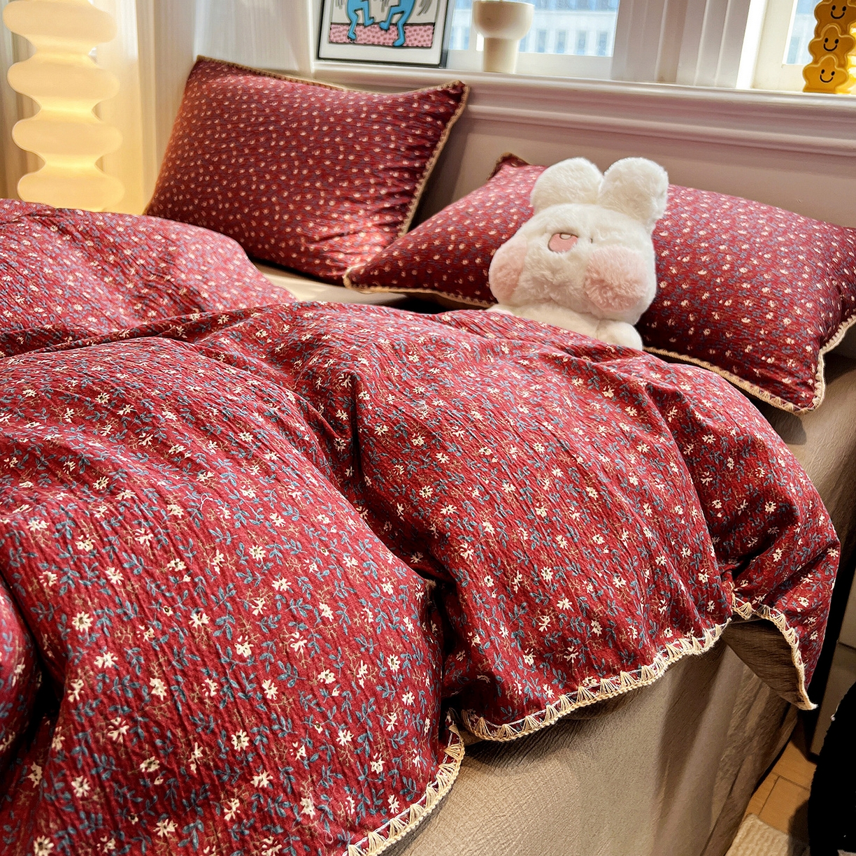 91家纺网 家纺一手货源 找家纺 顾里家纺 2026新款春日碎花贝壳针泡芙棉四件套 雾岛梅子