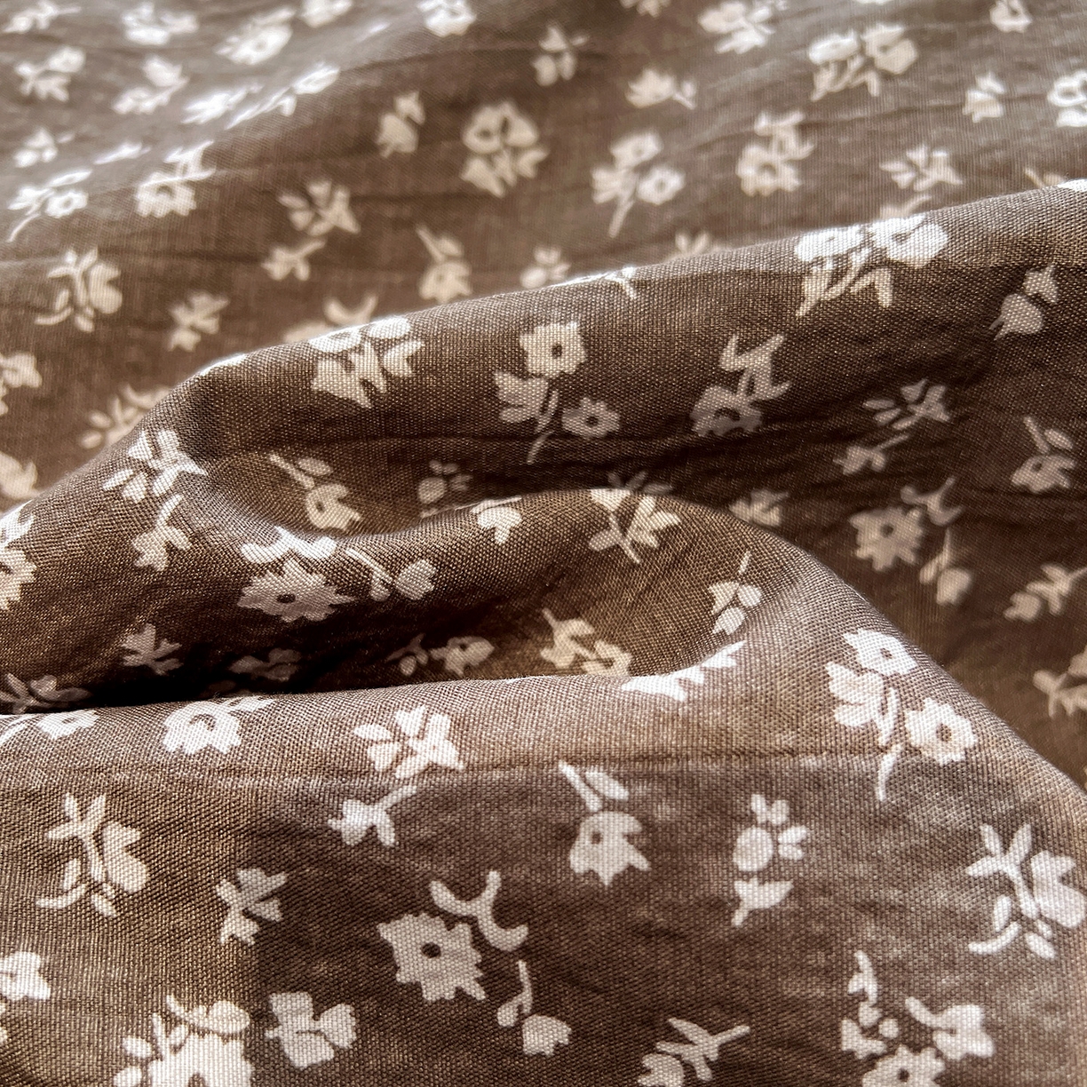 91家纺网 家纺一手货源 找家纺 顾里家纺 2026新款春日碎花贝壳针泡芙棉四件套 珍妮流光