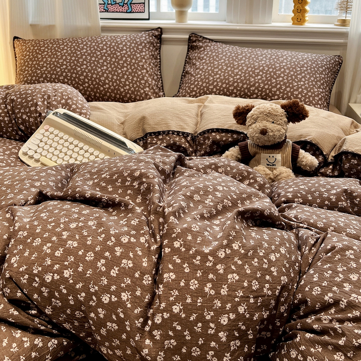 91家纺网 家纺一手货源 找家纺 顾里家纺 2026新款春日碎花贝壳针泡芙棉四件套 珍妮流光