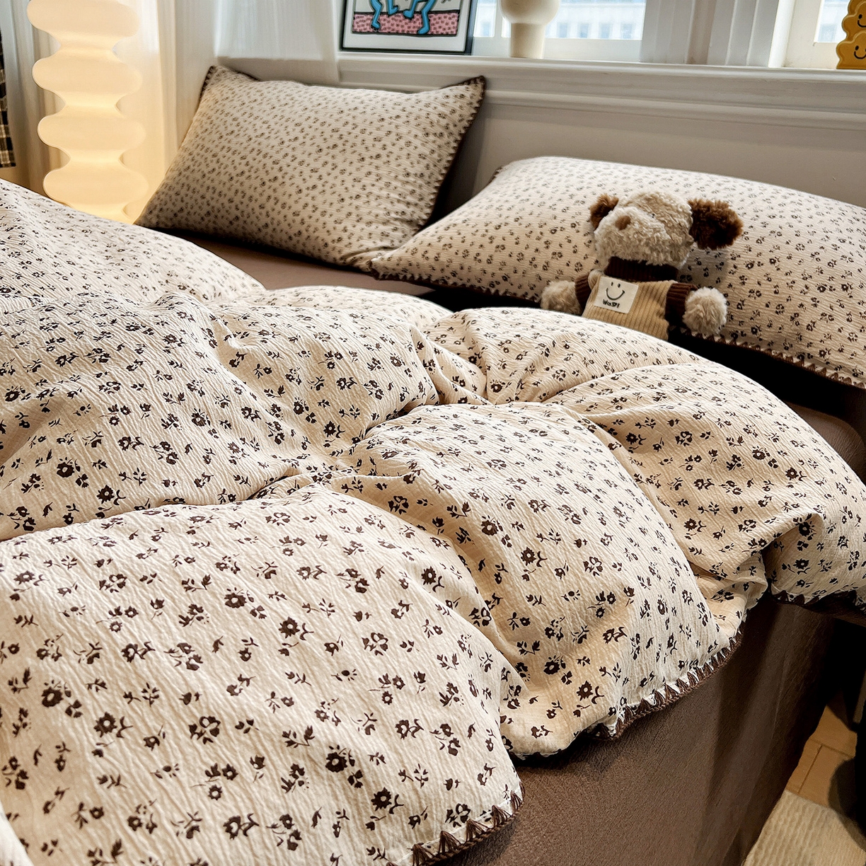 91家纺网 家纺一手货源 找家纺 顾里家纺 2026新款春日碎花贝壳针泡芙棉四件套 复古焦糖