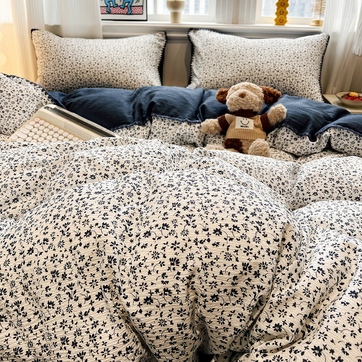 91家纺网 家纺一手货源 找家纺 顾里家纺 2026新款春日碎花贝壳针泡芙棉四件套 染夏清梦