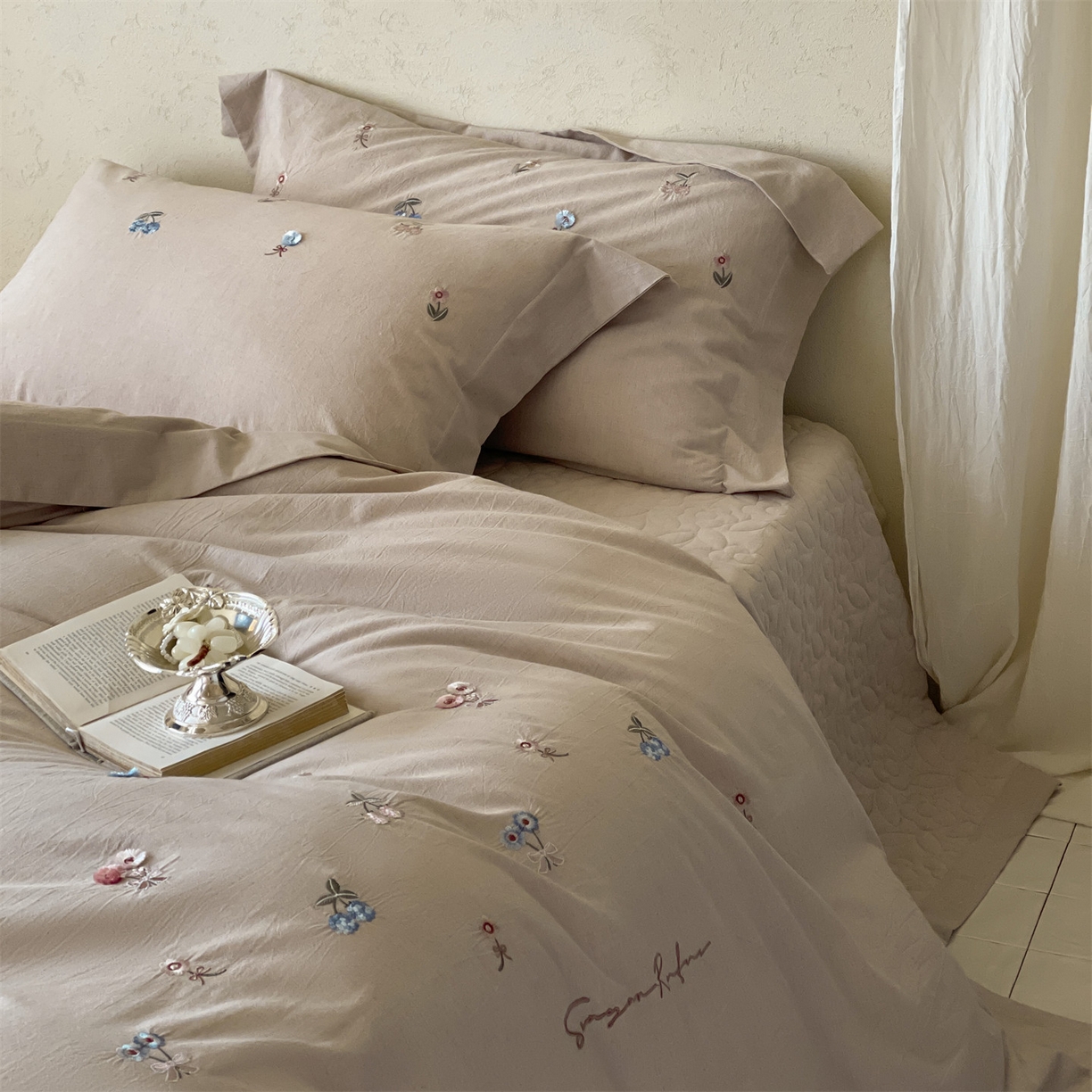 91家纺网 家纺一手货源 找家纺 （总）名品优仓 2026春夏新款棉麻刺绣四件套-摩尔庄园