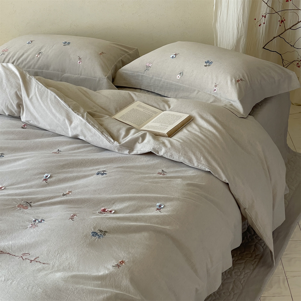 91家纺网 家纺一手货源 找家纺 名品优仓 2026春夏新款棉麻刺绣四件套-摩尔庄园 摩尔庄园一灰