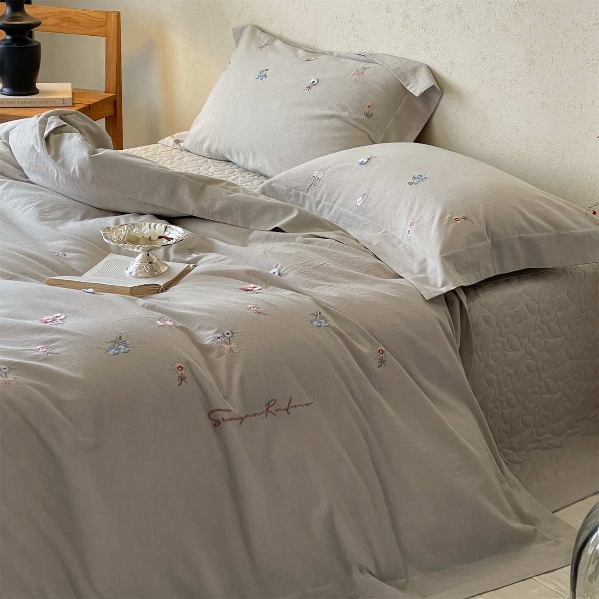 91家纺网 家纺一手货源 找家纺 名品优仓 2026春夏新款棉麻刺绣四件套-摩尔庄园 摩尔庄园一灰