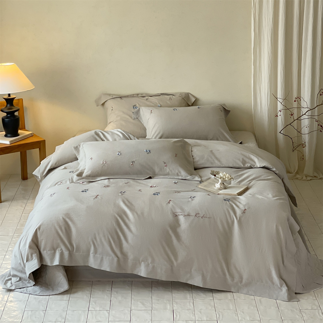 91家纺网 家纺一手货源 找家纺 名品优仓 2026春夏新款棉麻刺绣四件套-摩尔庄园 摩尔庄园一灰