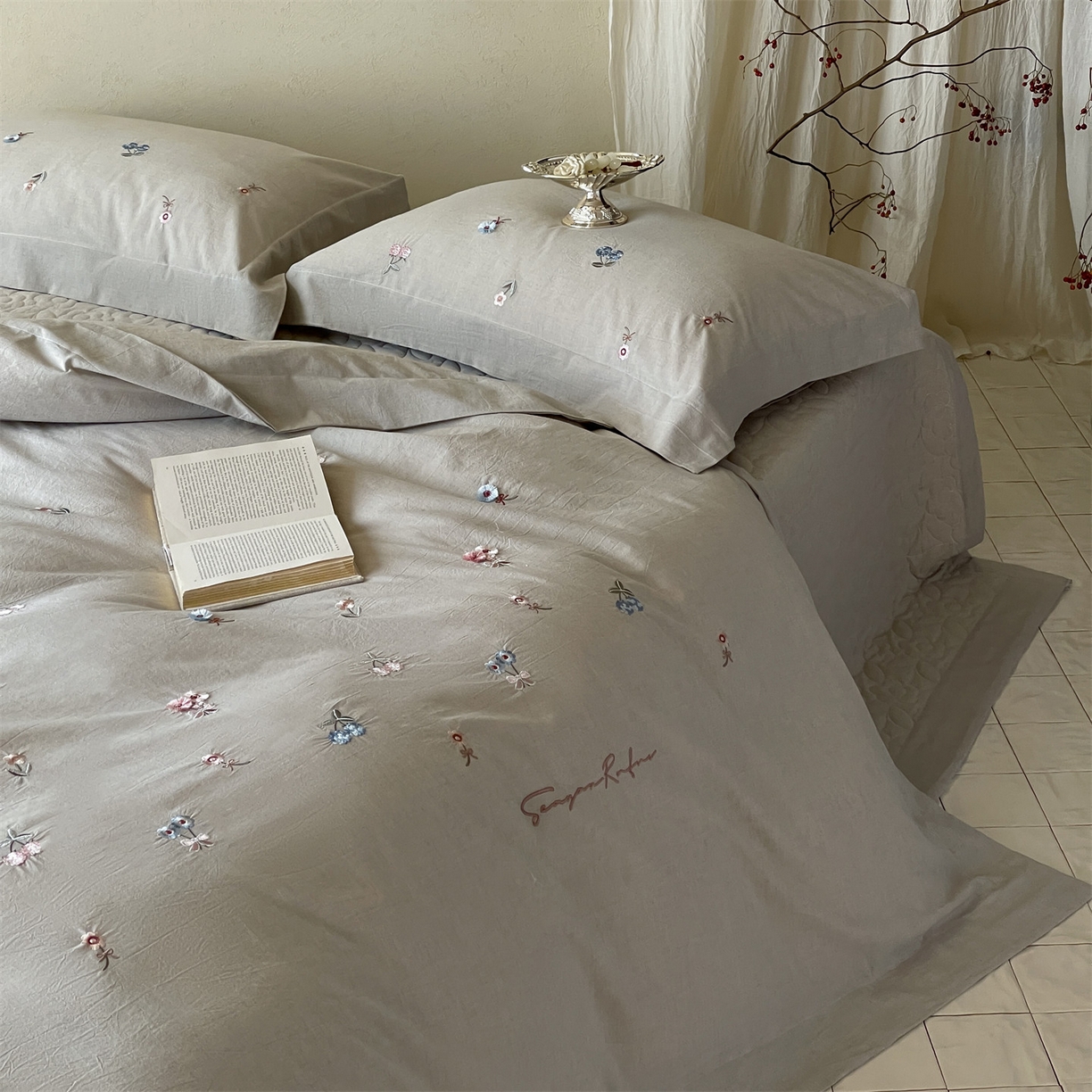 91家纺网 家纺一手货源 找家纺 名品优仓 2026春夏新款棉麻刺绣四件套-摩尔庄园 摩尔庄园一灰