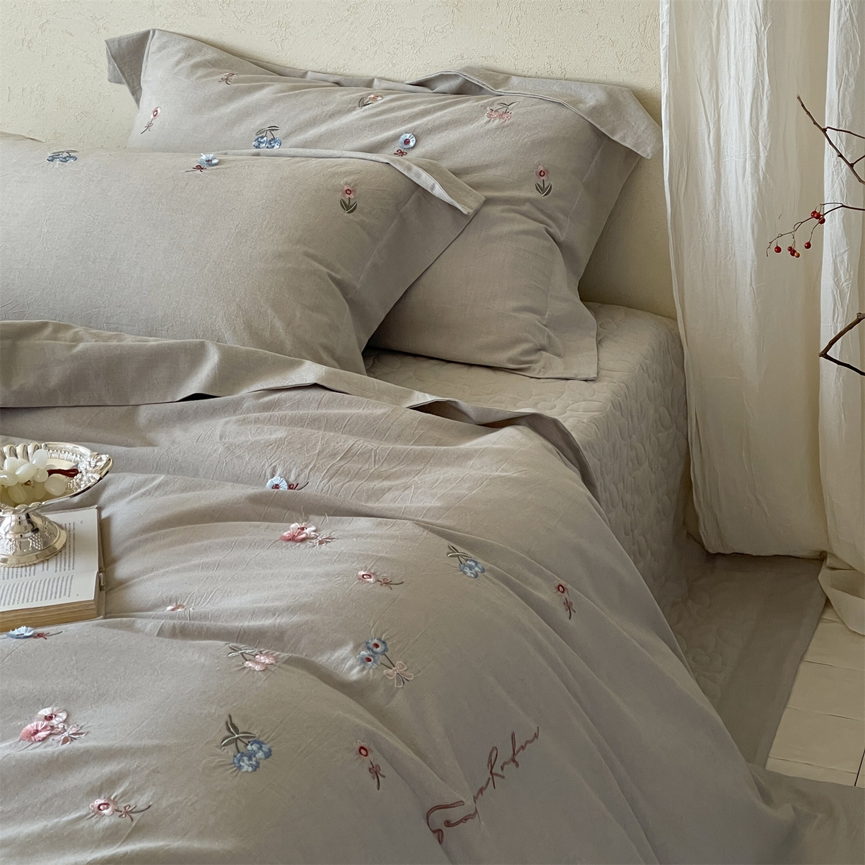 91家纺网 家纺一手货源 找家纺 名品优仓 2026春夏新款棉麻刺绣四件套-摩尔庄园 摩尔庄园一灰