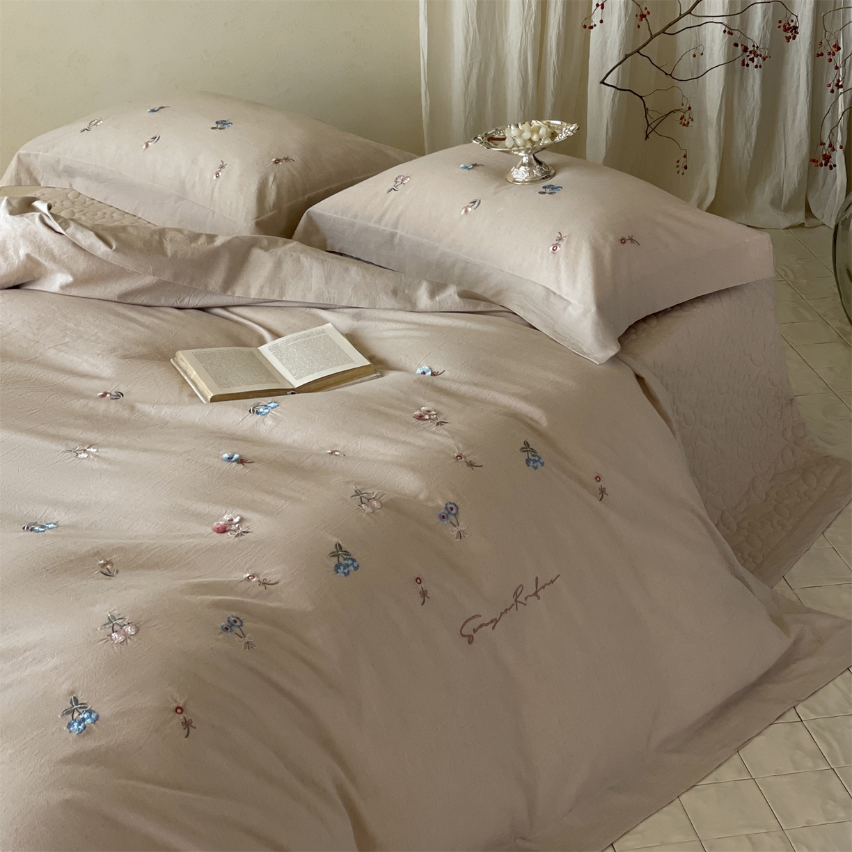 91家纺网 家纺一手货源 找家纺 名品优仓 2026春夏新款棉麻刺绣四件套-摩尔庄园 摩尔庄园一红