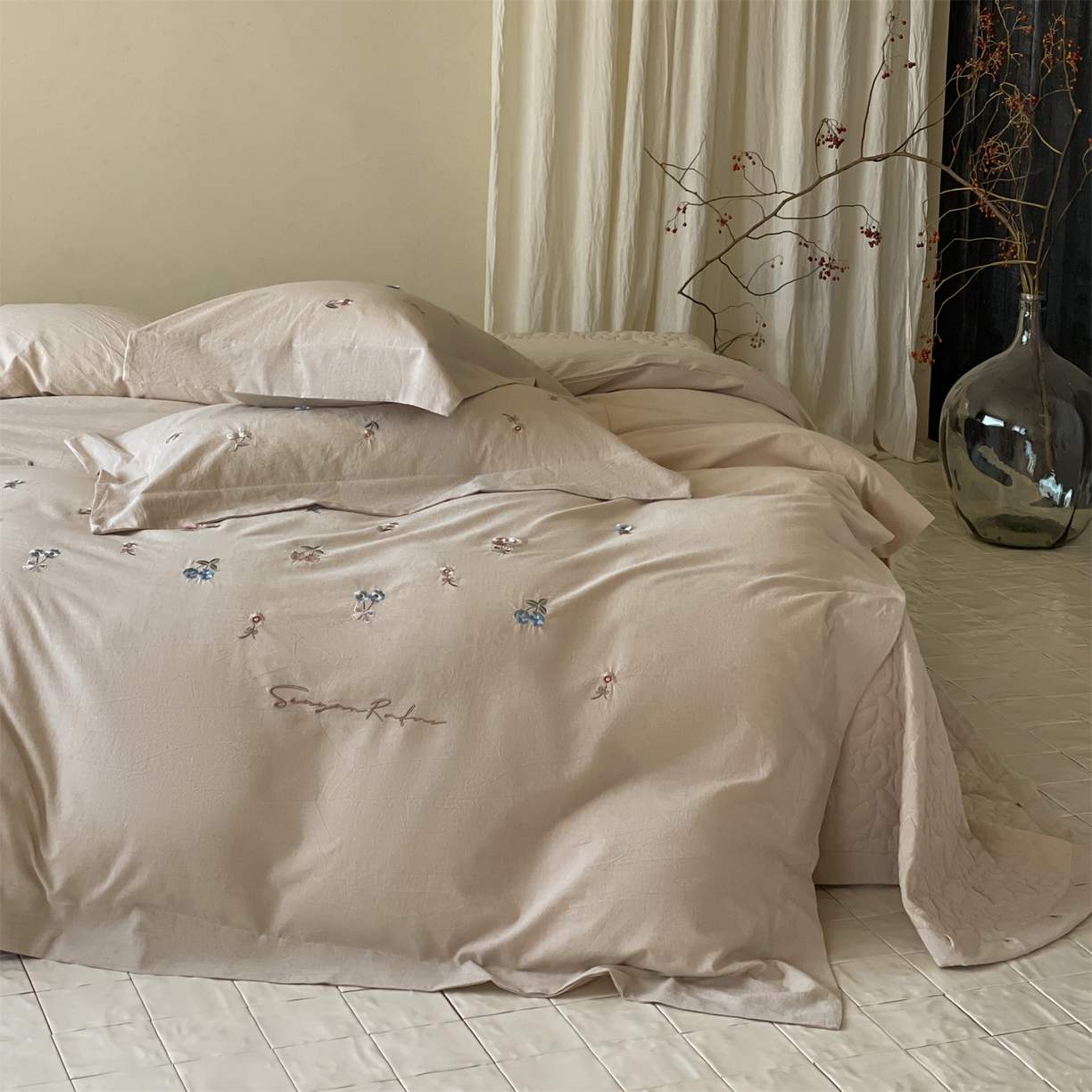 91家纺网 家纺一手货源 找家纺 名品优仓 2026春夏新款棉麻刺绣四件套-摩尔庄园 摩尔庄园一红