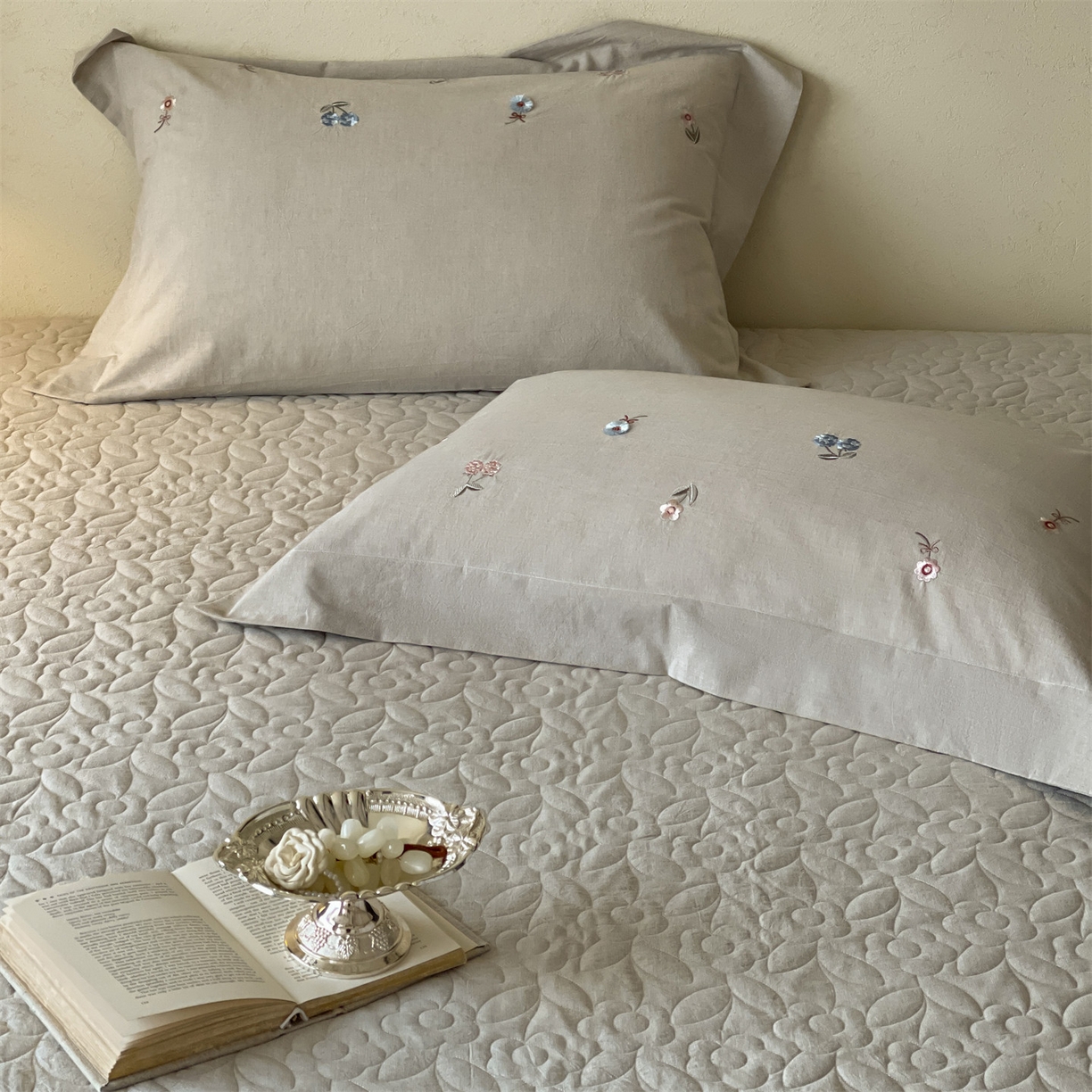 91家纺网 家纺一手货源 找家纺 名品优仓 2026春夏新款棉麻刺绣四件套-摩尔庄园 摩尔庄园一灰