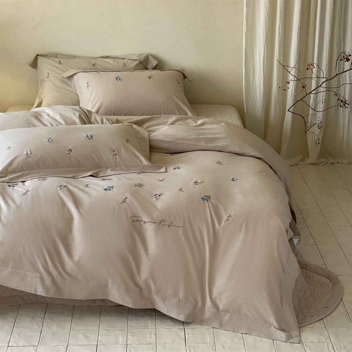 91家纺网 家纺一手货源 找家纺 名品优仓 2026春夏新款棉麻刺绣四件套-摩尔庄园 摩尔庄园一红