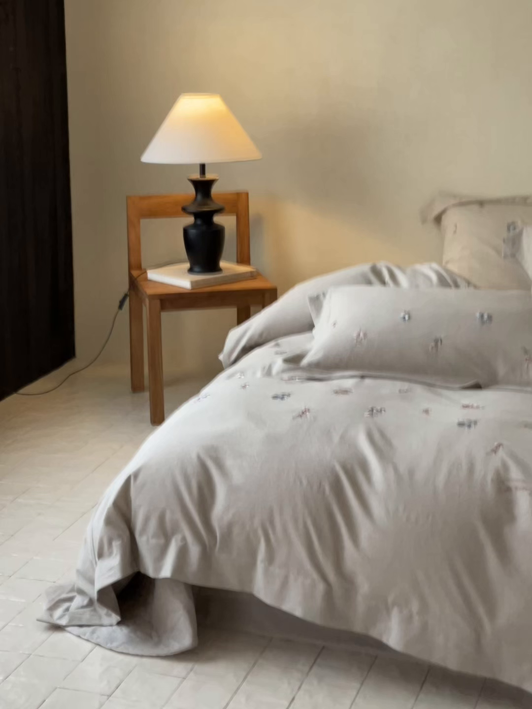 91家纺网 家纺一手货源 找家纺 名品优仓 2026春夏新款棉麻刺绣四件套-摩尔庄园 摩尔庄园一灰