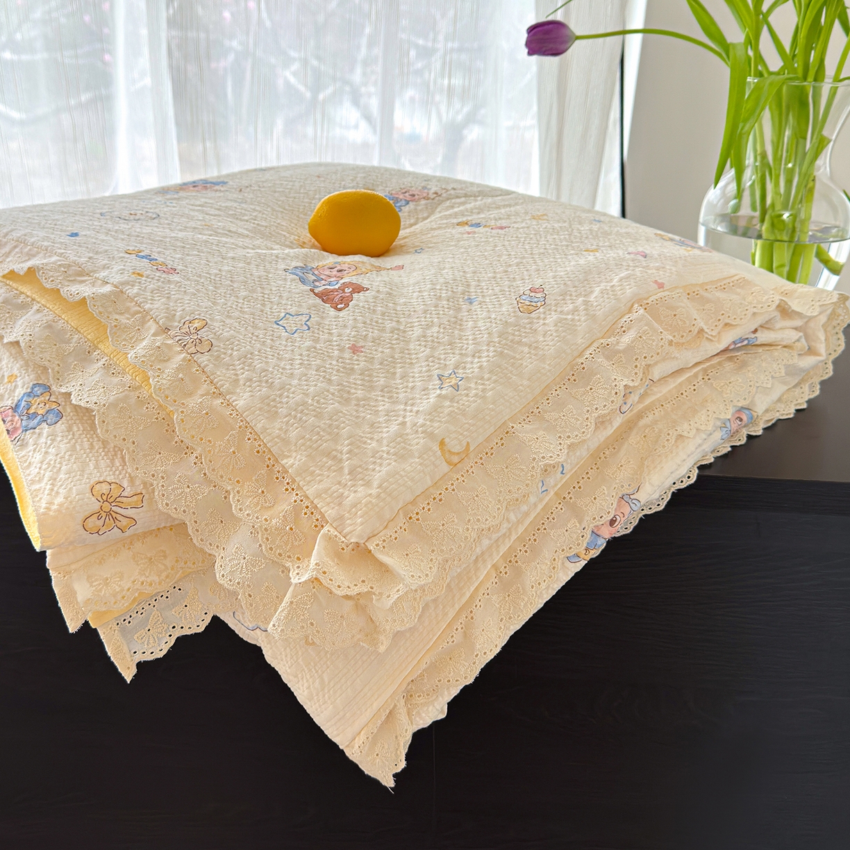 91家纺网 家纺一手货源 找家纺 竹合家纺 2026新品泡芙纱夏被四件套全棉镂空花边泡泡皱皱纱夏凉被 快乐星仔