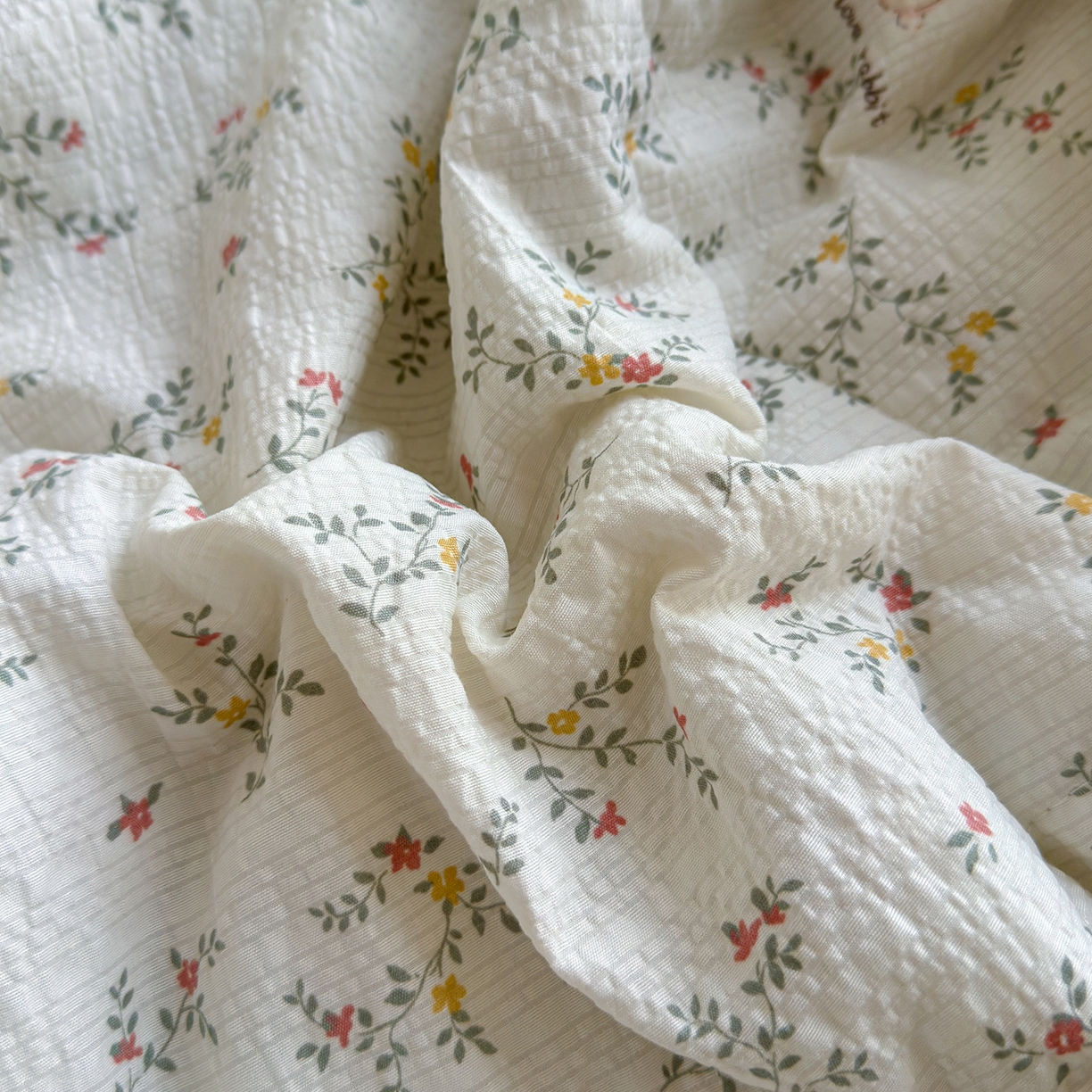 91家纺网 家纺一手货源 找家纺 竹合家纺 2026新品泡芙纱夏被四件套全棉镂空花边泡泡皱皱纱夏凉被 花园派对