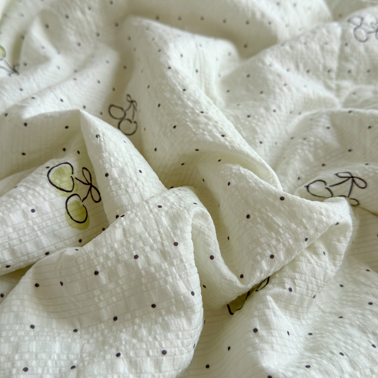 91家纺网 家纺一手货源 找家纺 竹合家纺 2026新品泡芙纱夏被四件套全棉镂空花边泡泡皱皱纱夏凉被 樱桃波波