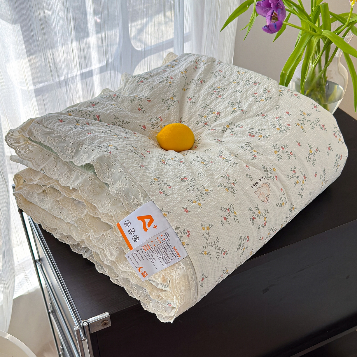 91家纺网 家纺一手货源 找家纺 竹合家纺 2026新品泡芙纱夏被四件套全棉镂空花边泡泡皱皱纱夏凉被 花园派对