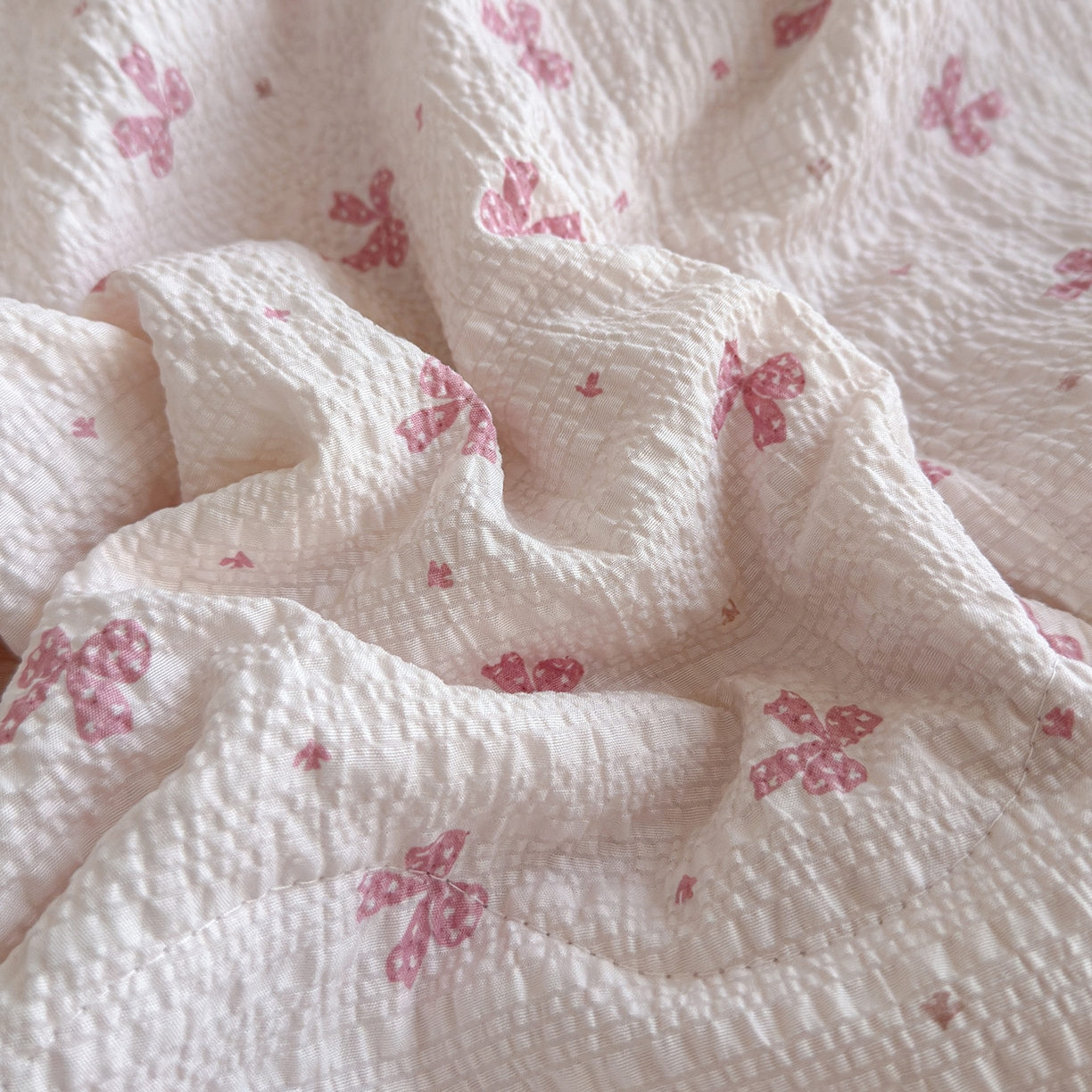 91家纺网 家纺一手货源 找家纺 竹合家纺 2026新品泡芙纱夏被四件套全棉镂空花边泡泡皱皱纱夏凉被 甜心蝶结